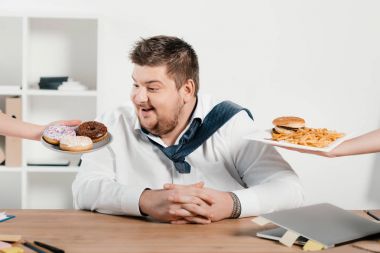 kilolu işadamı çörek veya hamburger patates kızartması ile öğle yemeği için seçme