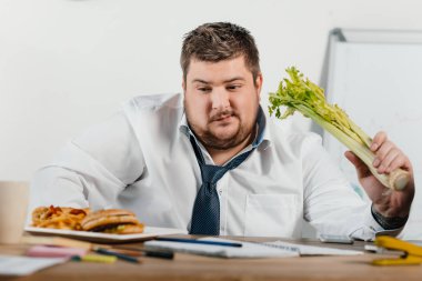 sağlıklı seçme düşünceli kilolu işadamı veya abur cubur işyeri ofis
