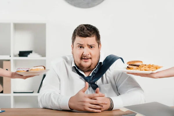Homem Negócios Com Sobrepeso Escolher Junk Food Para Almoço — Fotografia de Stock