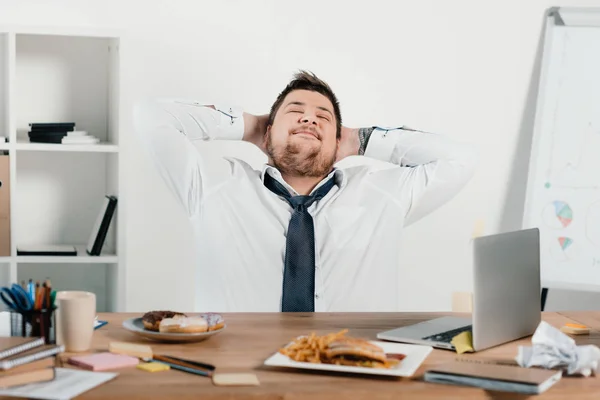 Uomo Affari Sovrappeso Rilassarsi Sul Posto Lavoro Con Laptop Cibo — Foto Stock