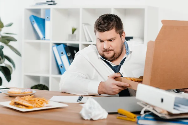 Fett Affärsman Med Pizza Tittar Skräpmat Arbetsplatsen — Stockfoto