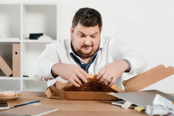 Fett Affärsman Äter Pizza Till Lunch Arbetsplatsen — Stockfoto