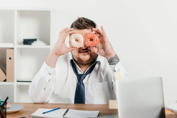 Hombre Negocios Con Sobrepeso Sosteniendo Donas Frente Cara Oficina — Foto de Stock