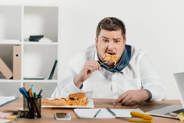 Sovrappeso Uomo Affari Mangiare Cibo Spazzatura Sul Posto Lavoro — Foto Stock