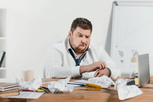Confused Overweight Businessman Sitting Workplace Crumpled Papers — Stock Photo, Image