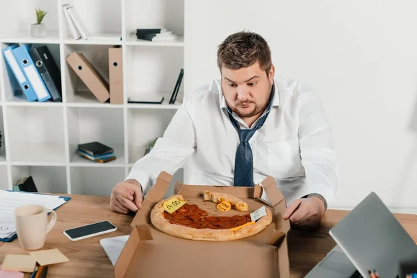 Homme Affaires Surpoids Regardant Pizza Tout Étant Assis Bureau — Photo