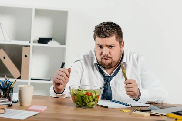 Triste Uomo Affari Sovrappeso Con Forchetta Coltello Mangiare Insalata Fresca — Foto Stock