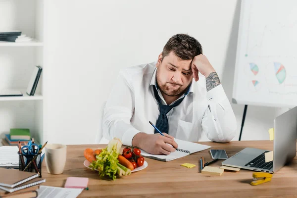 Upprörd Överviktiga Affärsman Tittar Grönsaker Medan Arbetande Kontor — Stockfoto