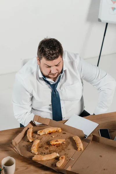 Vista Aérea Del Hombre Negocios Con Sobrepeso Comiendo Pizza Lugar — Foto de Stock