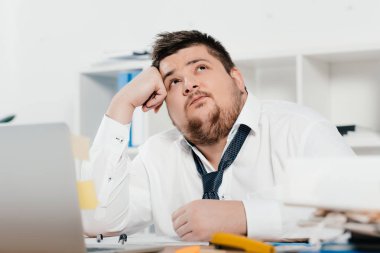 düşünceli şişman işadamı ile laptop işyeri ofis