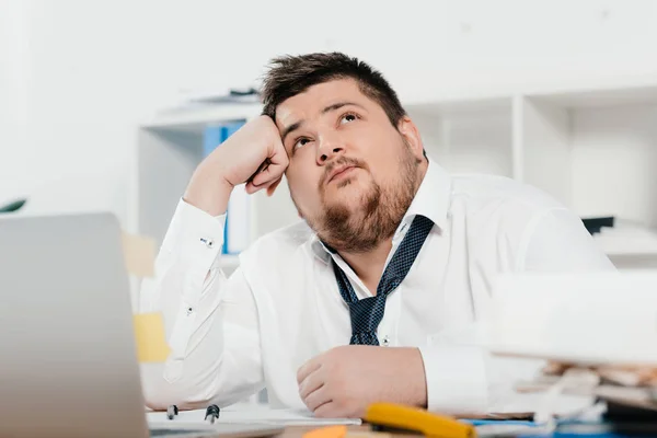 Empresário Gordo Pensativo Com Laptop Local Trabalho Escritório — Fotografia de Stock