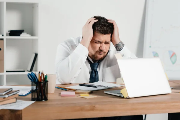 Hombre Negocios Con Sobrepeso Con Dolor Cabeza Utilizando Ordenador Portátil —  Fotos de Stock