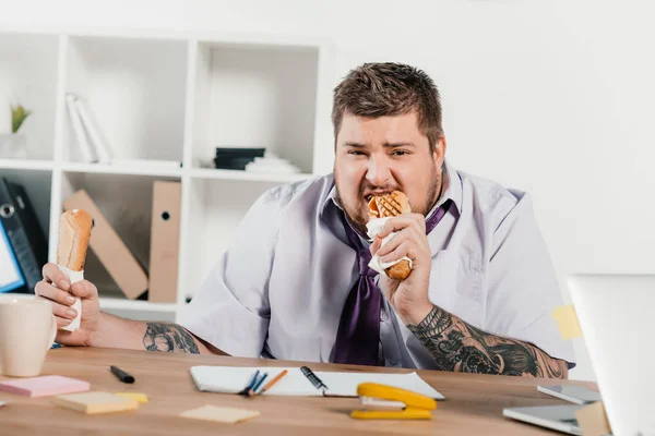 Fett Affärsman Äta Korv Arbetsplatsen Office — Stockfoto