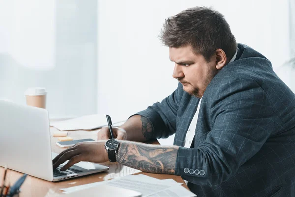 Homem Negócios Com Excesso Peso Terno Escrever Trabalhar Com Laptop — Fotografia de Stock