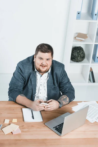 Übergewichtiger Geschäftsmann Hört Musik Und Arbeitet Arbeitsplatz Mit Laptop — Stockfoto