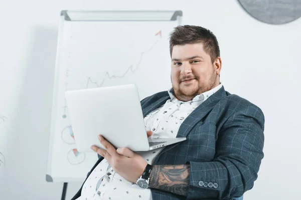 Übergewichtiger Geschäftsmann Anzug Arbeitet Büro Mit Laptop — Stockfoto