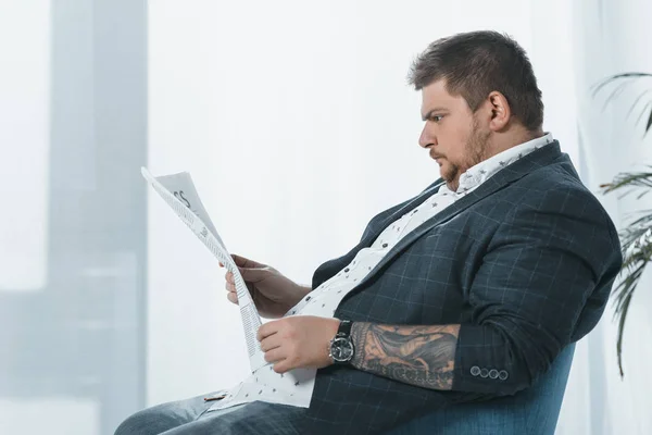 Overweight Businessman Suit Reading Business Newspaper Office — Stock Photo, Image