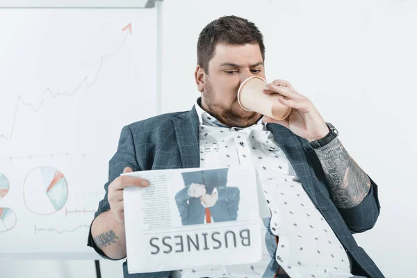 Grasso Uomo Affari Che Beve Caffè Legge Giornali Aziendali Ufficio — Foto Stock