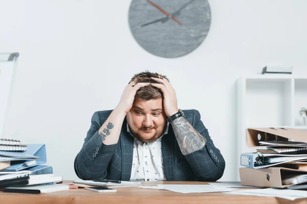 Gestresster Übergewichtiger Geschäftsmann Anzug Arbeitet Büro Mit Dokumenten — Stockfoto
