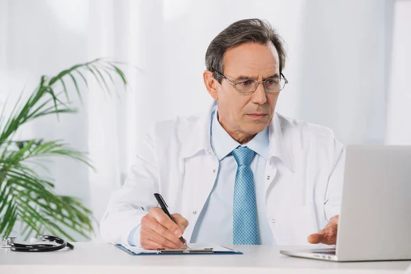 Médico Sentado Mesa Trabalhando Com Laptop — Fotografia de Stock