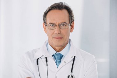 ayakta ve kameraya bakarak doktor portresi 