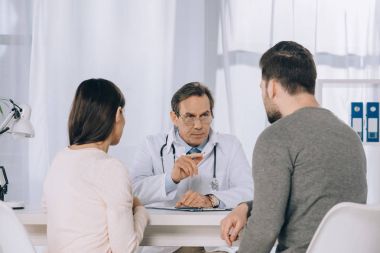 karısı ve kocası Doktor kliniğinde dinleme