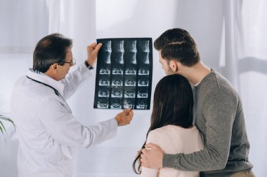 Çift x-ışını fotoğrafı gösterilen doktor