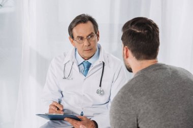 Doktor holding Pano ve dinleme hasta