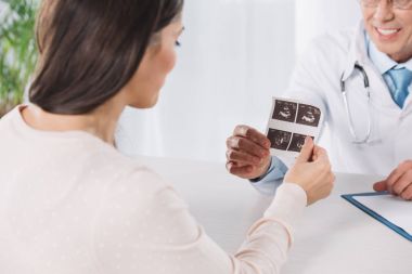 görüntü doktor ultrason tanılama hamile kadın fotoğrafı gösterilen kırpılmış