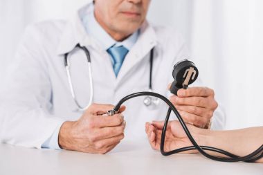 bir erkek doktor kadın hasta basınç ölçme Resim kırpılmış 