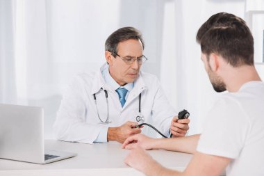 Doktor erkek hasta basınç ölçme 