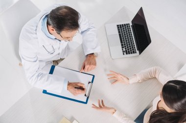 Doktor hasta sonra panoya bir şey aşağı yazma havai görünümü 