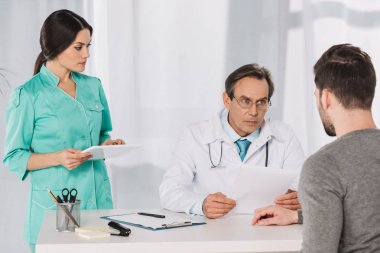 hasta ve tablet tutan hemşire doktor 