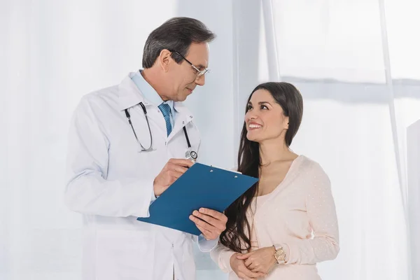 Lächelnder Arzt Und Patient Schauen Einander — Stockfoto