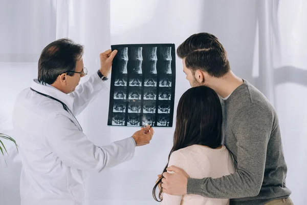 Doctor Showing Couple Ray Photo — Stock Photo, Image