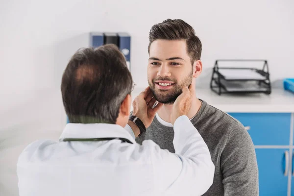 Doctor Masculino Palpando Los Ganglios Linfáticos Masculinos Del Paciente — Foto de Stock