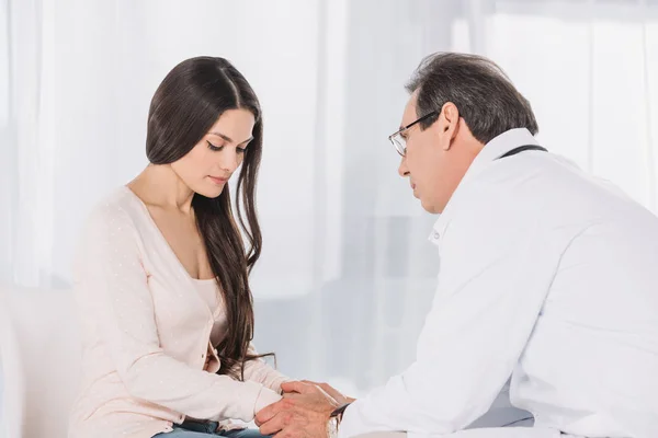 Masculino Médico Segurando Chateado Feminino Paciente Mãos — Fotografia de Stock