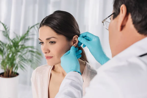 Imagem Recortada Médico Examinando Orelha Paciente Feminino — Fotografia de Stock