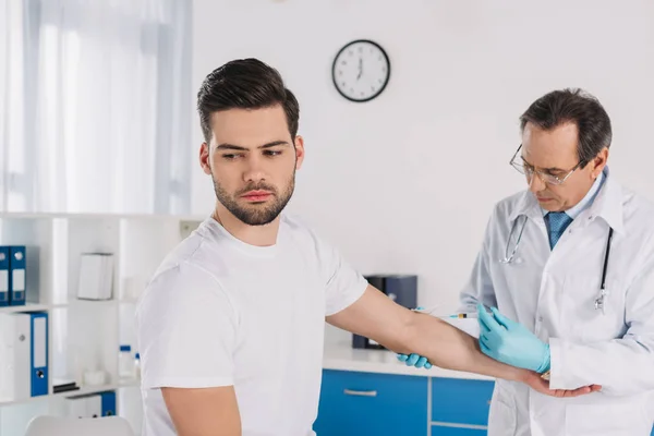 Doctor Taking Patient Blood Test — Stock Photo, Image