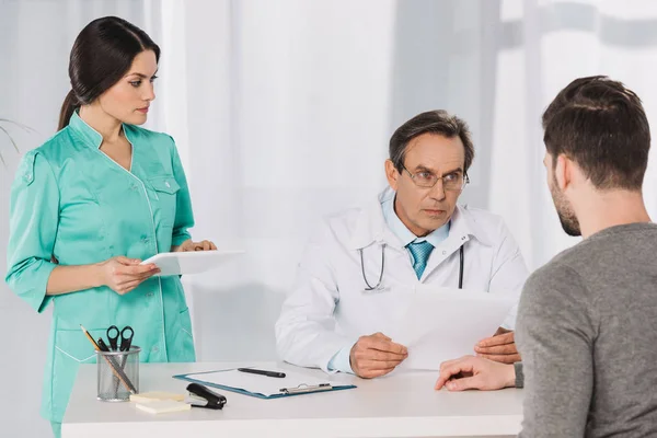 Médico Falando Com Paciente Enfermeiro Segurando Comprimido — Fotografia de Stock