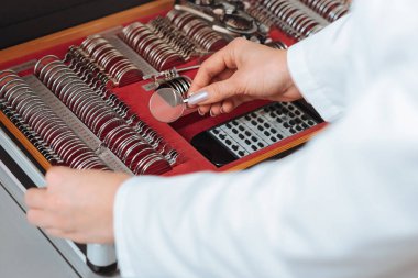 Kısmi göz kliniğinde deneme çerçeve için lens seçimi görünümünü