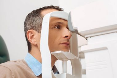 Klinikte hasta Başlarken göz yan görünüm kontrol