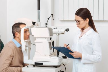 yan görünüm olarak hasta Başlarken göz muayene kliniğinde lamba kesti