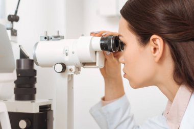 lamba Kliniği ile çalışan profesyonel optometrist yan görünüm kesti