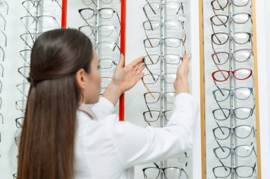 seçici odak optik gözlük raf almayı göz doktoru