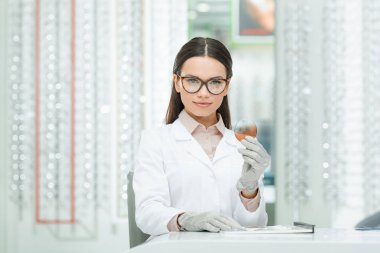 gözlük kamera Optik el bakarak lens ile içinde düşünülmeli portresi
