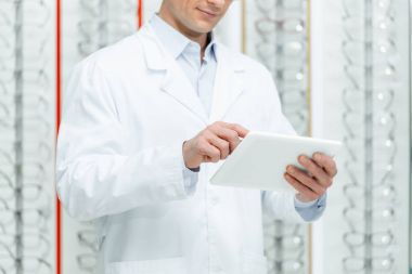 göz optik gözlük raf ile tablet kullanarak kırpılmış atış