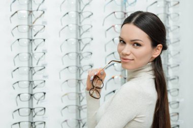 gözlük kamera Optik bakarak güzel genç kadın portresi