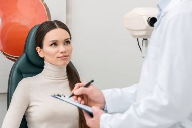 Not Defteri'nde ile doktorda arayan kadın portresi klinikte eller