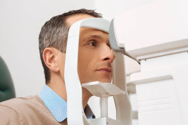 Vista Lateral Del Paciente Que Somete Revisión Ocular Clínica — Foto de Stock